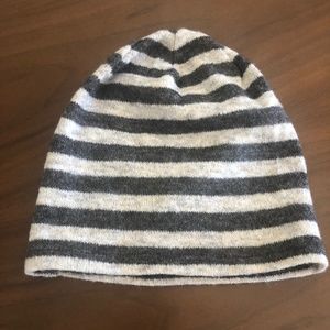 NWOT D&Y Unisex Super Soft Gray/Cream Striped Beanie Hat